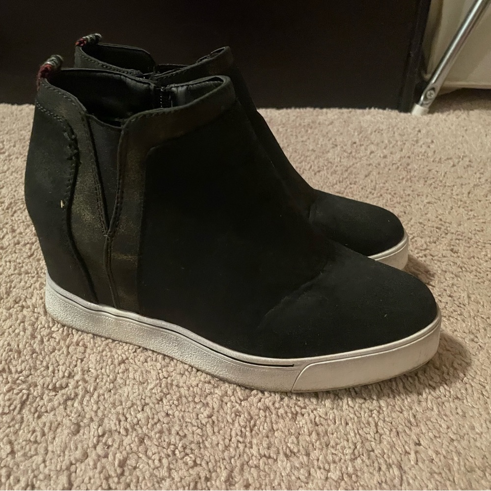 Black high top sneakers. Sz6